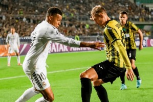 成都蓉城签下欧冠级后卫：欧冠16场，场均3.5次解围